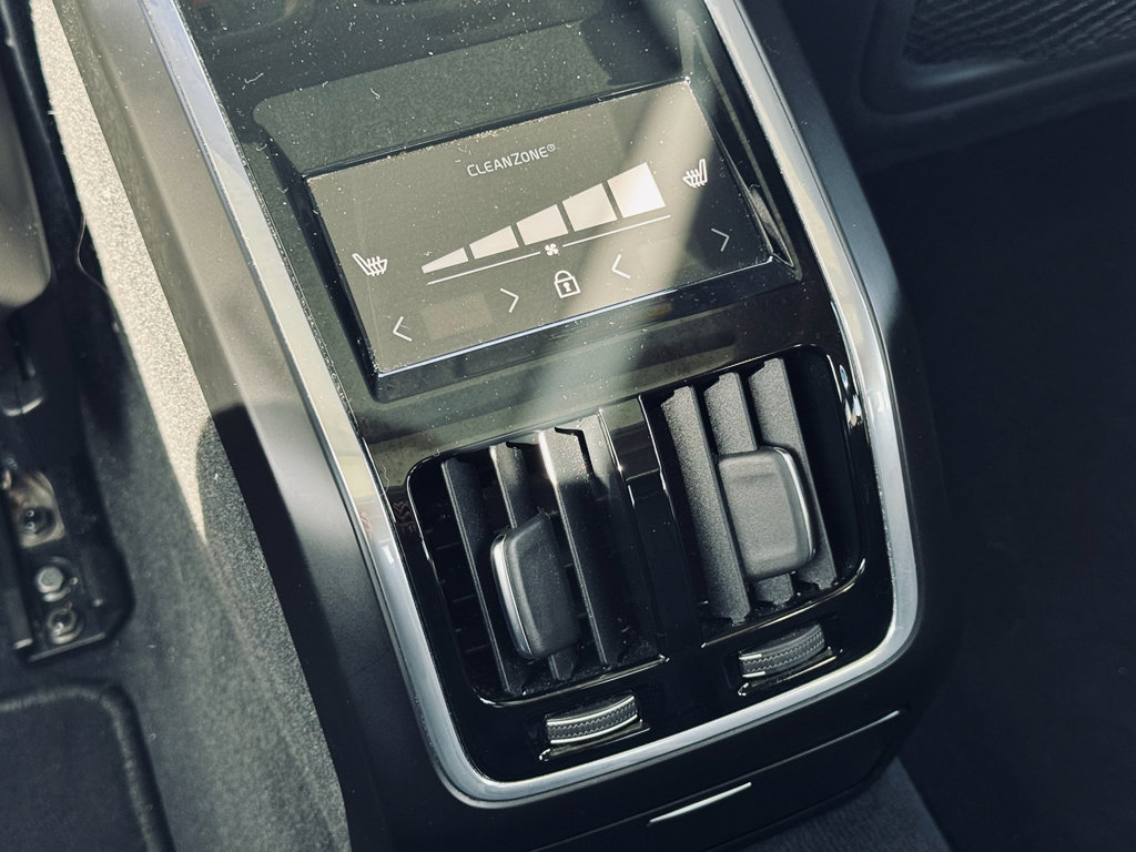 Used 2022 Volvo S90 B6 Momentum image 28