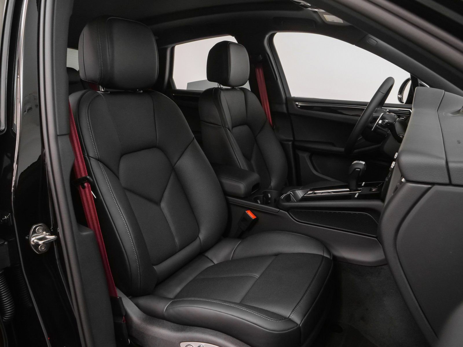 Certified 2025 Porsche Macan image 20