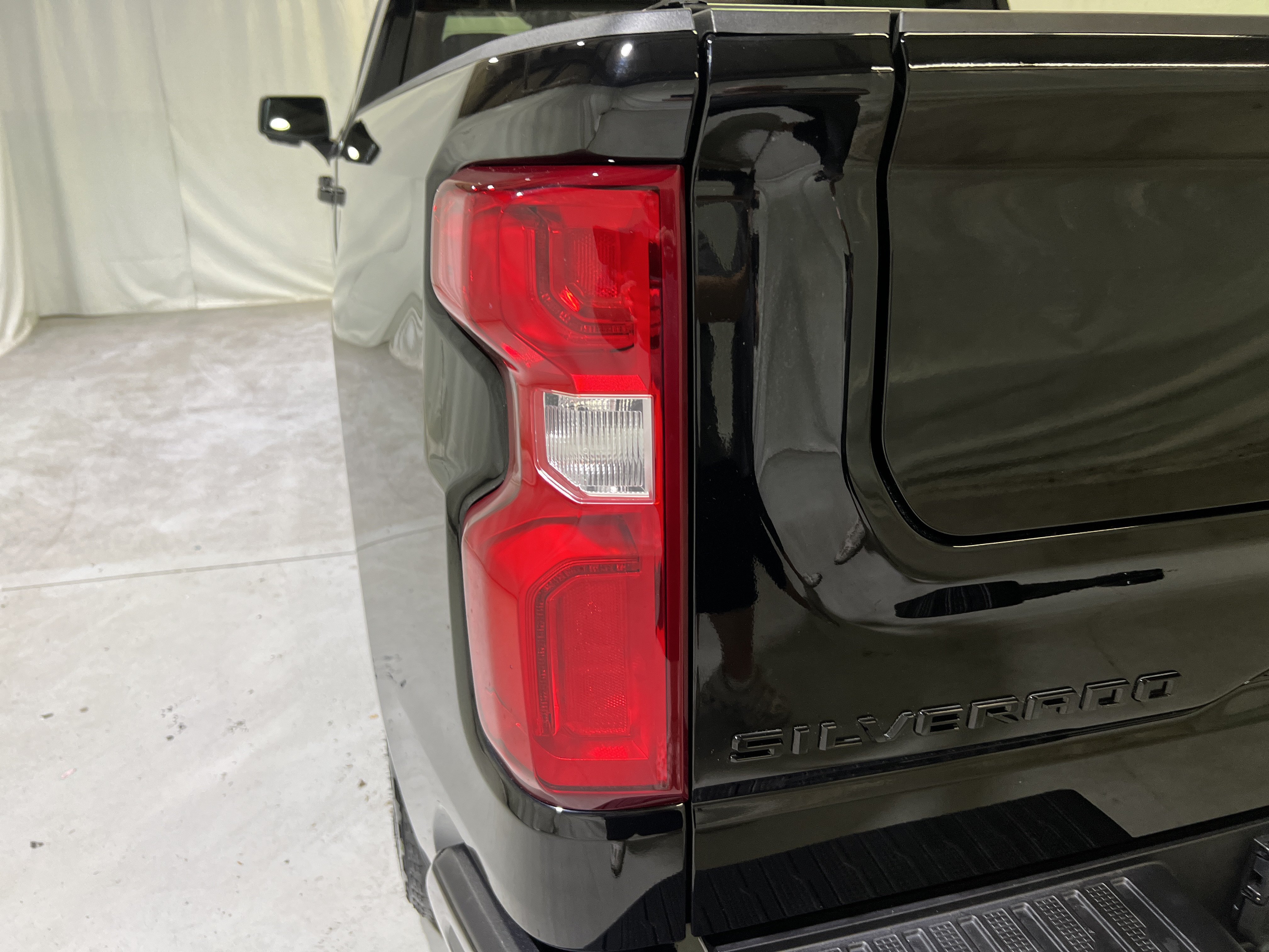 Certified 2025 Chevrolet Silverado 1500 High Country w/ Midnight Edition AWD/4WD image 10