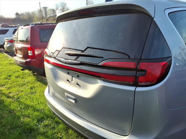 Used 2023 Chrysler Pacifica Touring-L image 8
