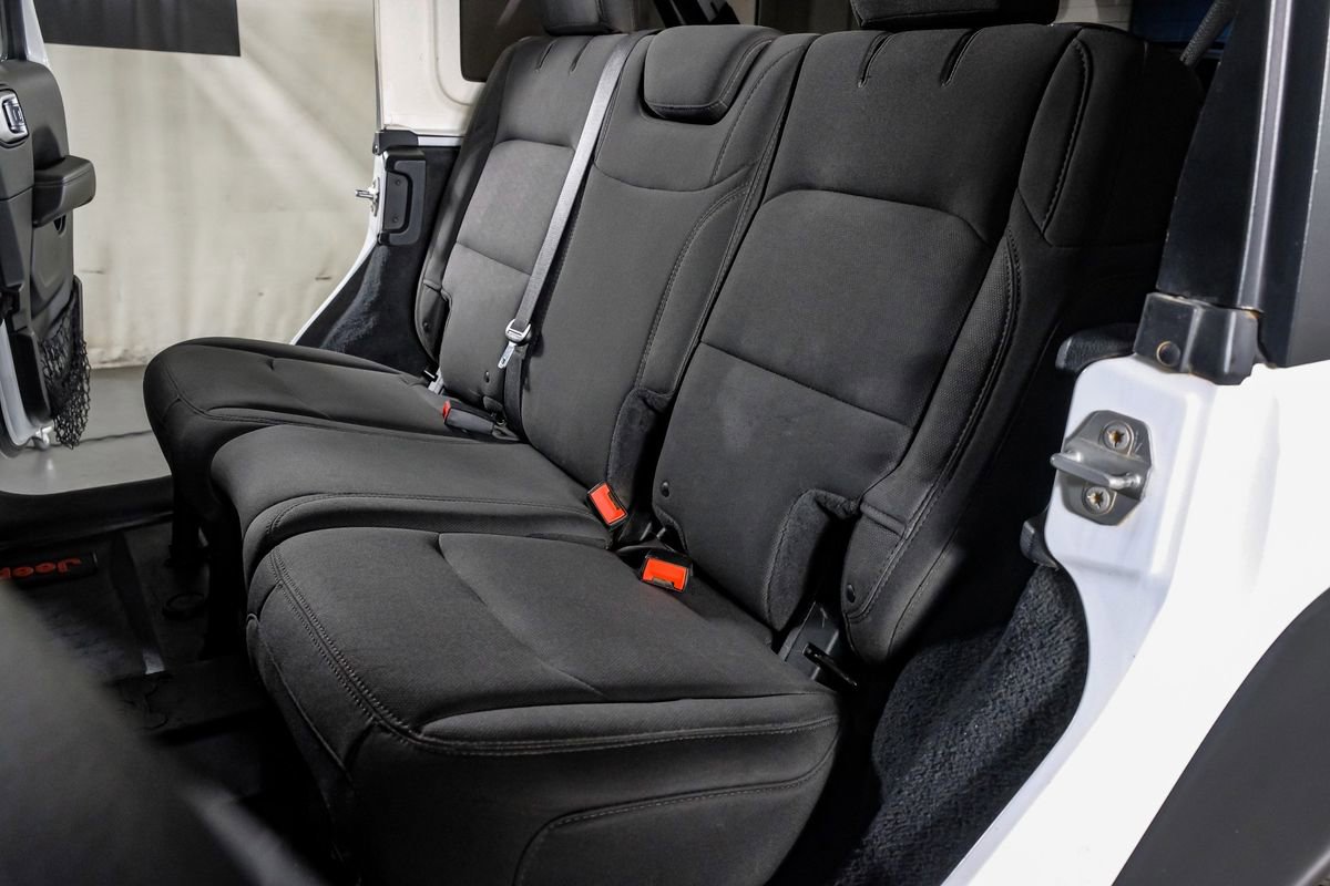 Used 2018 Jeep Wrangler Unlimited Sahara AWD/4WD image 31