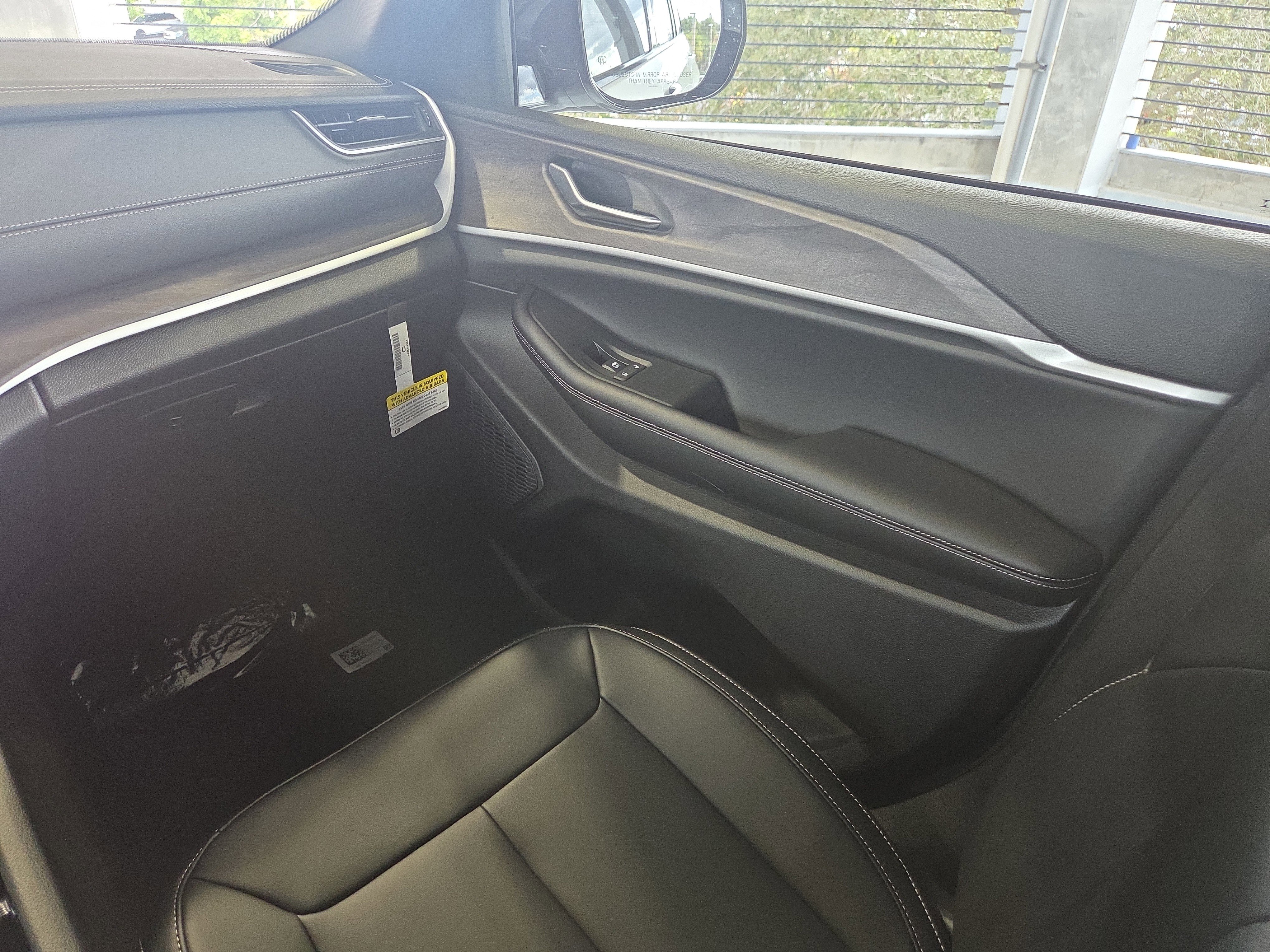 New 2025 Jeep Grand Cherokee Limited w/ Black Appearance Package RWD image 18