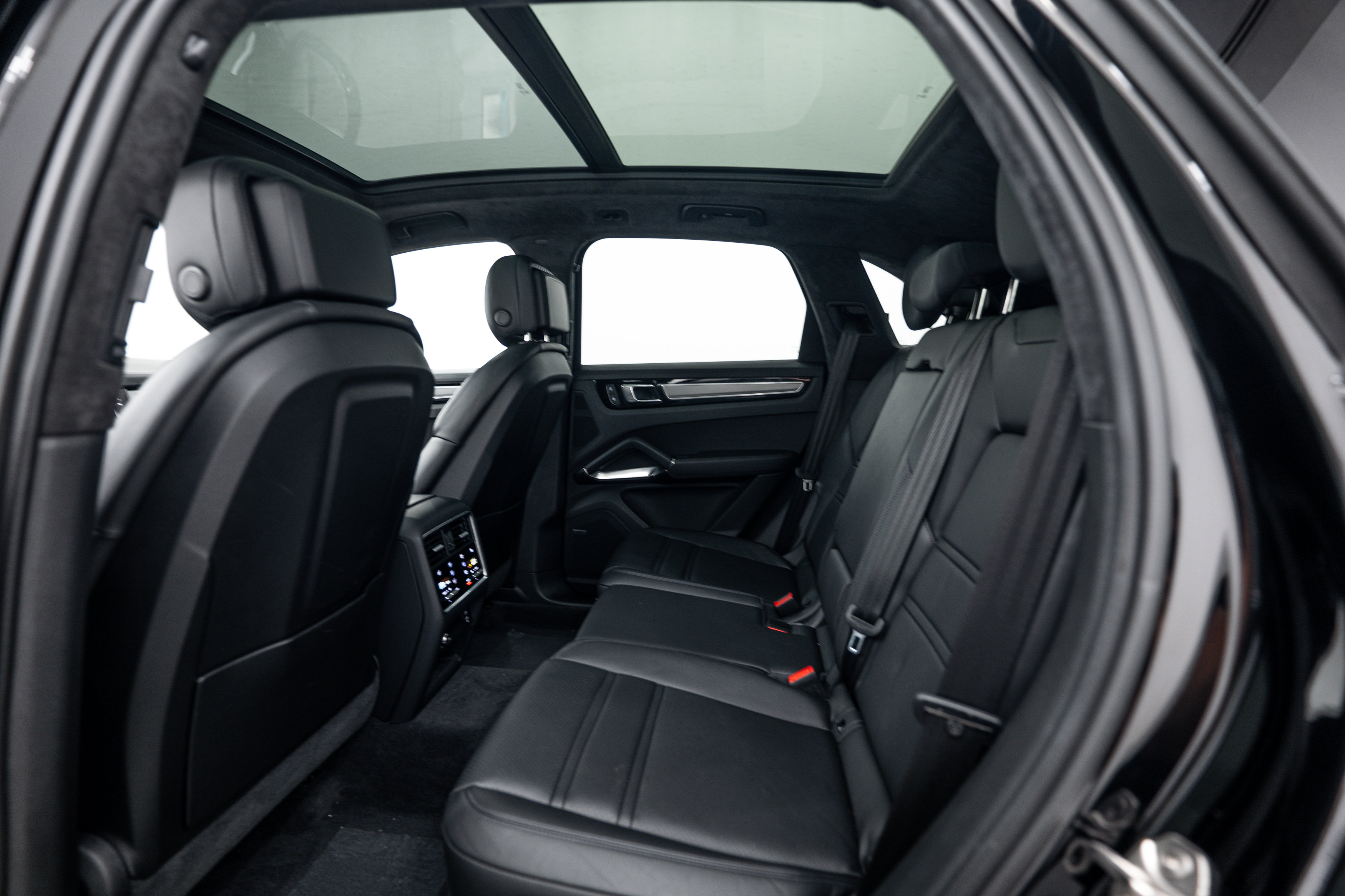Certified 2023 Porsche Cayenne Turbo AWD/4WD image 23