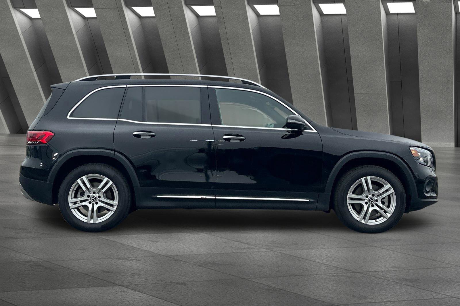 Used 2023 Mercedes-Benz GLB 250 4MATIC image 3