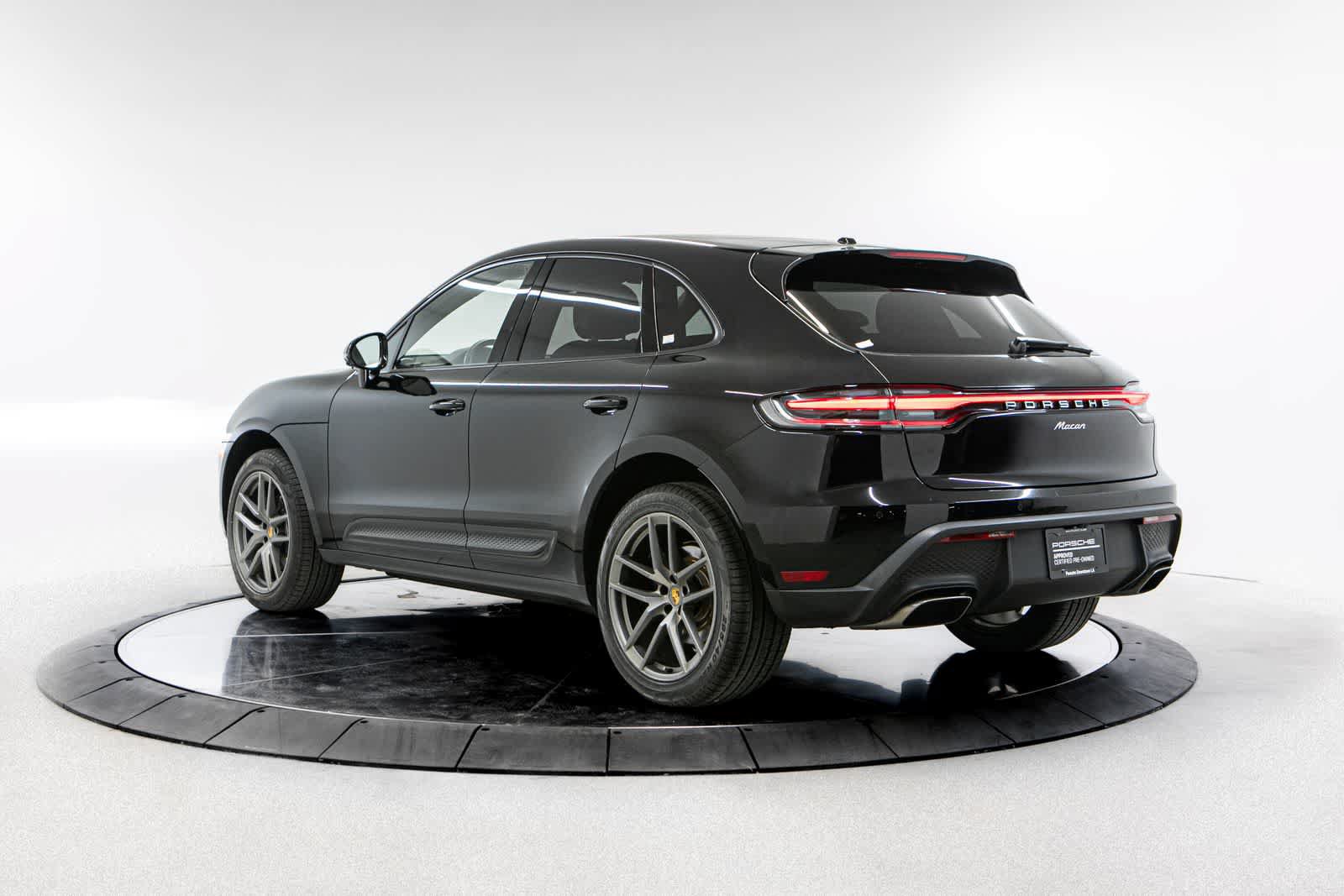 Certified 2022 Porsche Macan AWD/4WD image 3