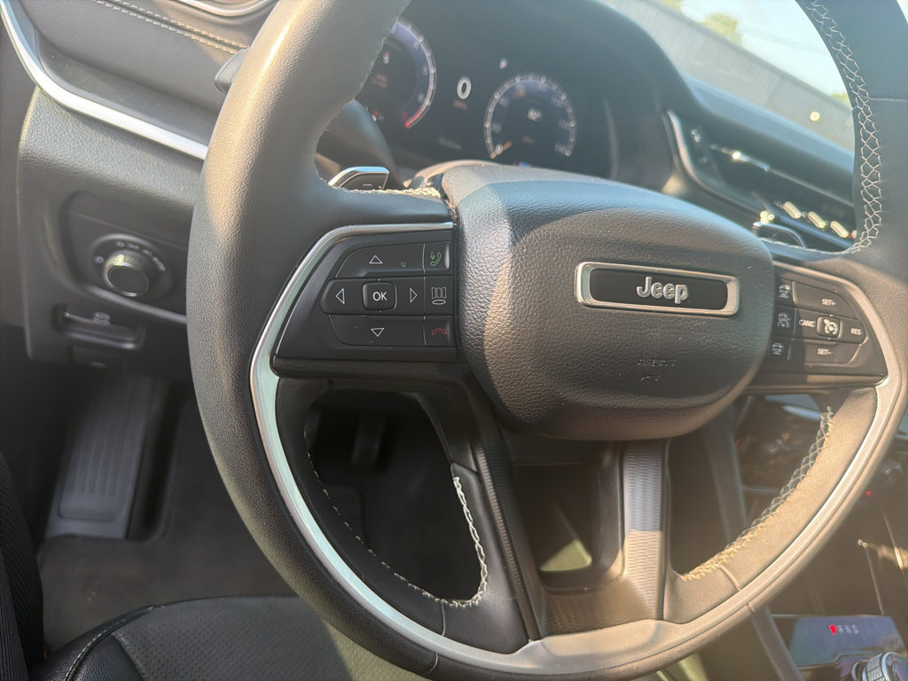 Used 2024 Jeep Grand Cherokee Altitude RWD image 12