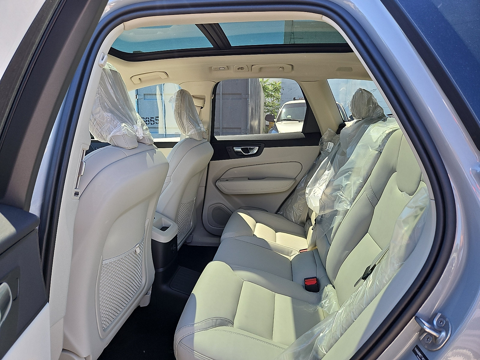 New 2026 Volvo XC60 T8 Ultra w/ Protection Package Premier AWD/4WD image 8