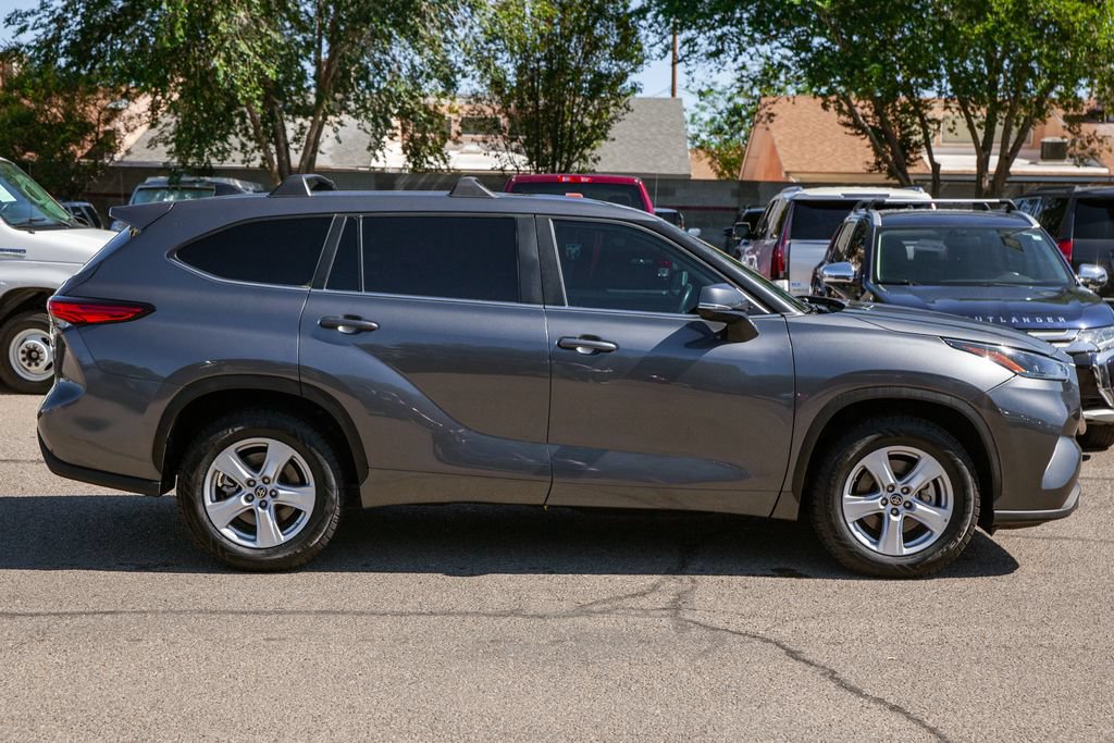 Used 2023 Toyota Highlander LE FWD image 5