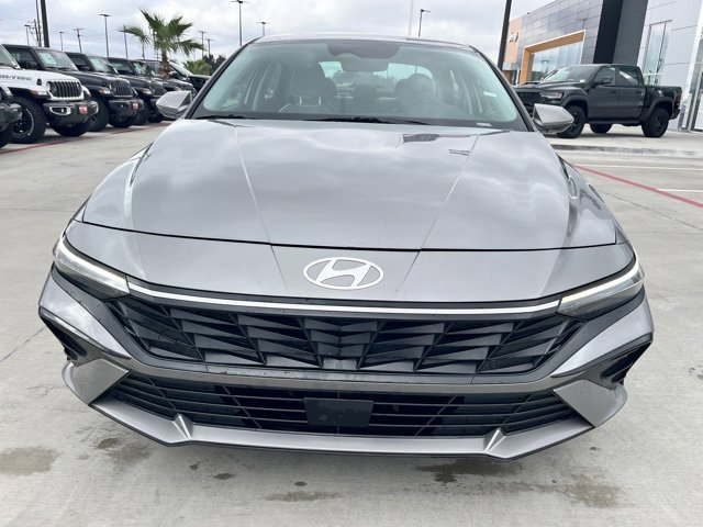 Used 2025 Hyundai Elantra Limited image 2