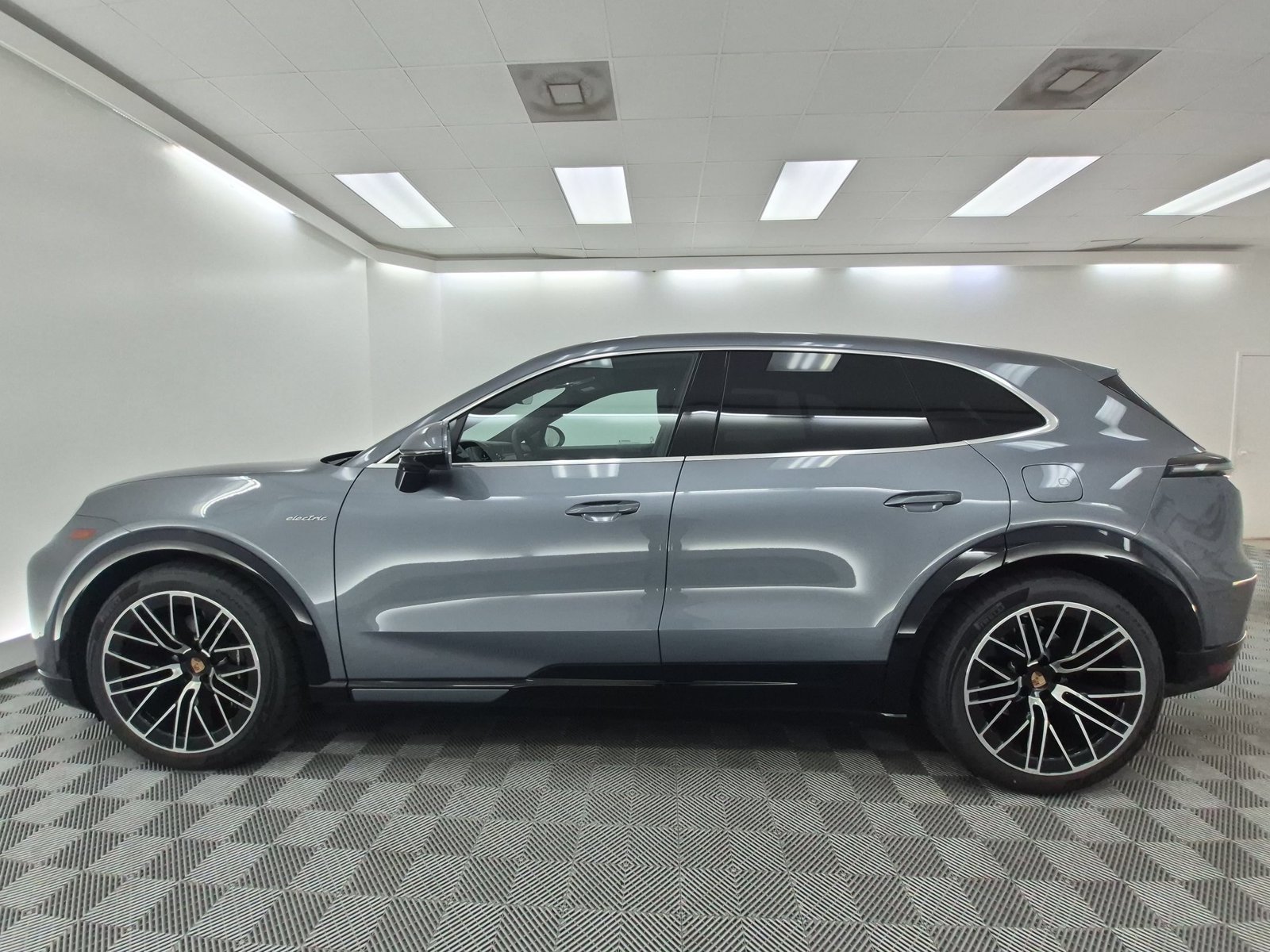 New 2026 Porsche Cayenne Electric AWD/4WD image 2
