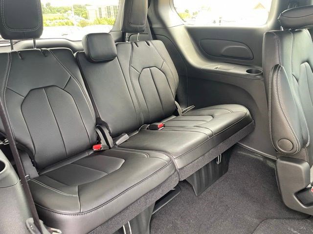 New 2026 Chrysler Pacifica Select image 13