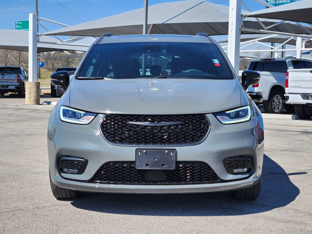 Used 2025 Chrysler Pacifica Limited image 2