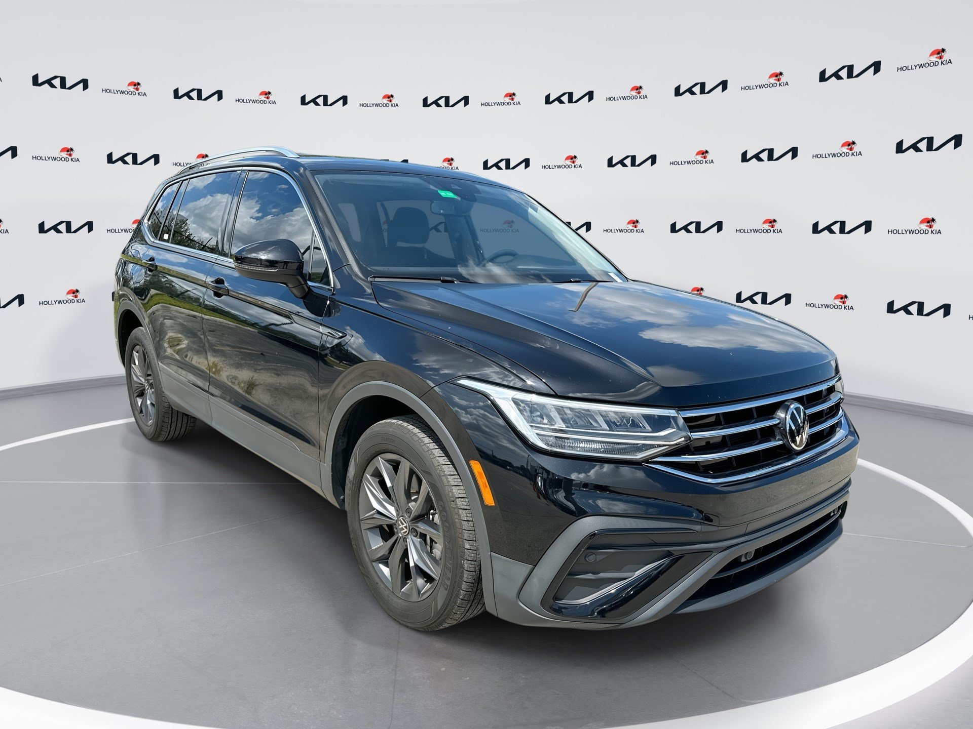 Used 2023 Volkswagen Tiguan SE FWD image 1