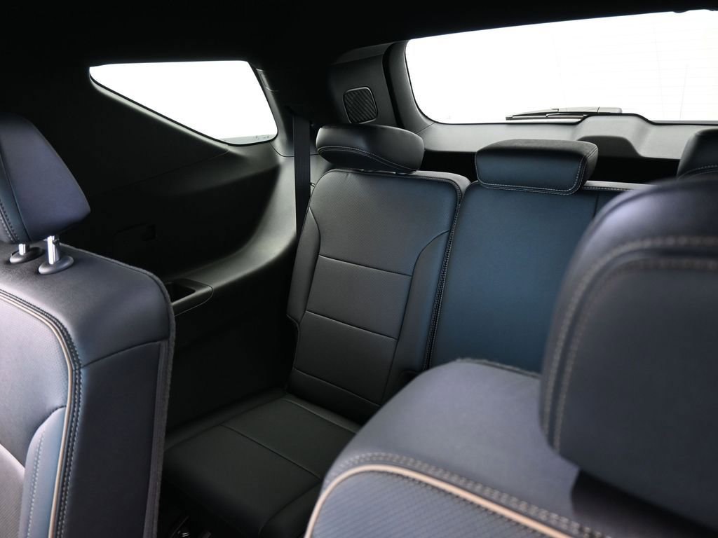 Used 2025 Chevrolet Traverse High Country image 44