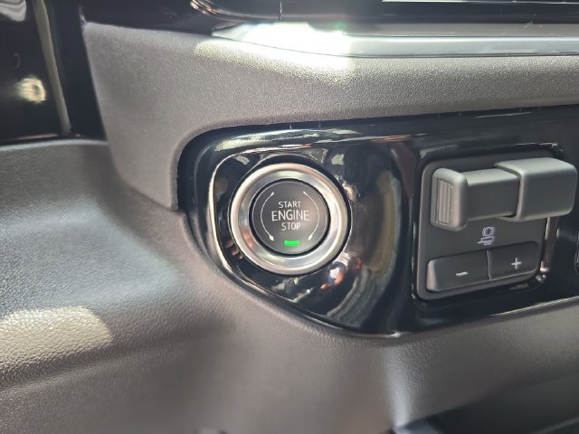 Certified 2025 Chevrolet Silverado 1500 High Country AWD/4WD image 29