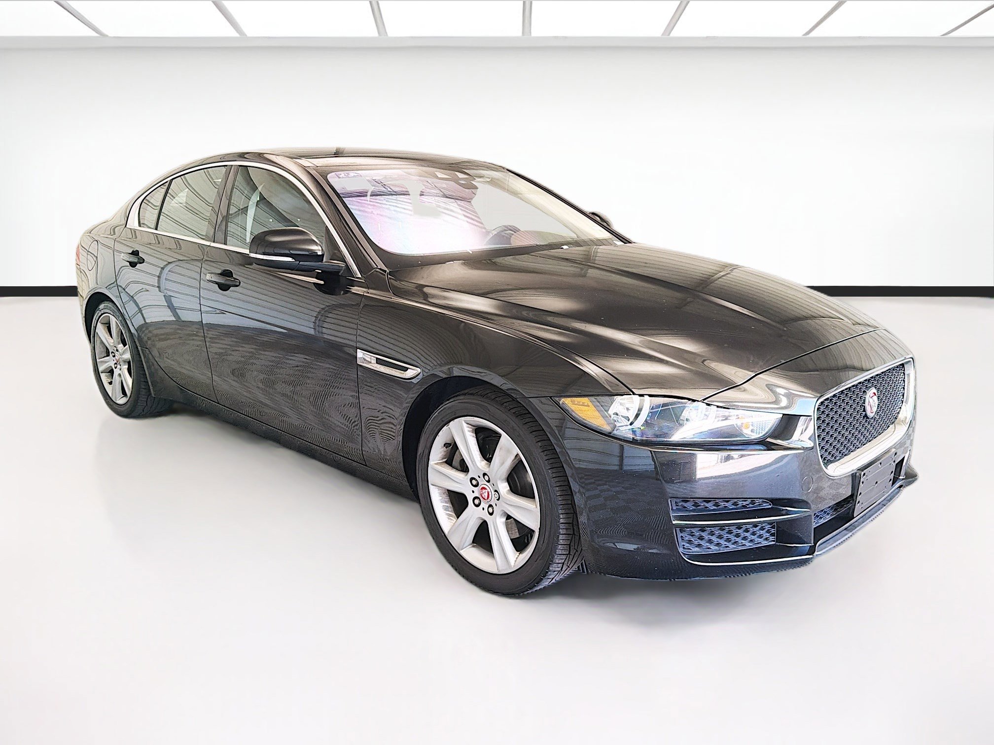 Used 2017 Jaguar XE Prestige RWD image 3