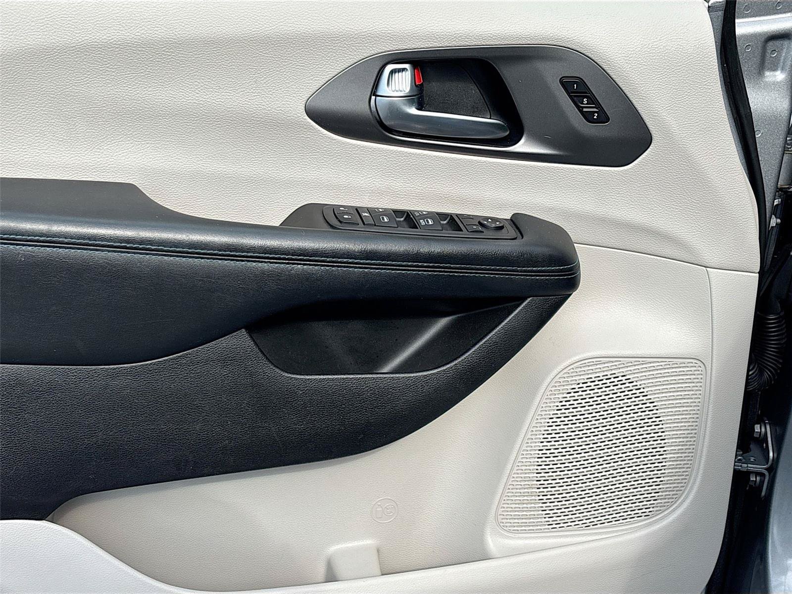 Used 2021 Chrysler Pacifica Touring-L FWD image 20