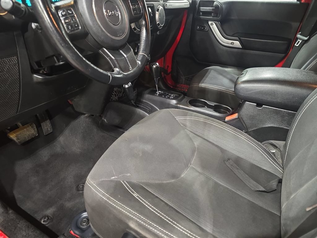 Used 2015 Jeep Wrangler Unlimited Sahara w/ Connectivity Group AWD/4WD image 16