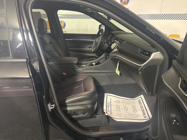 New 2025 Jeep Grand Cherokee Limited w/ Black Appearance Package image 15