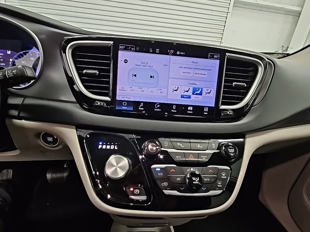 Used 2023 Chrysler Pacifica Touring-L image 13