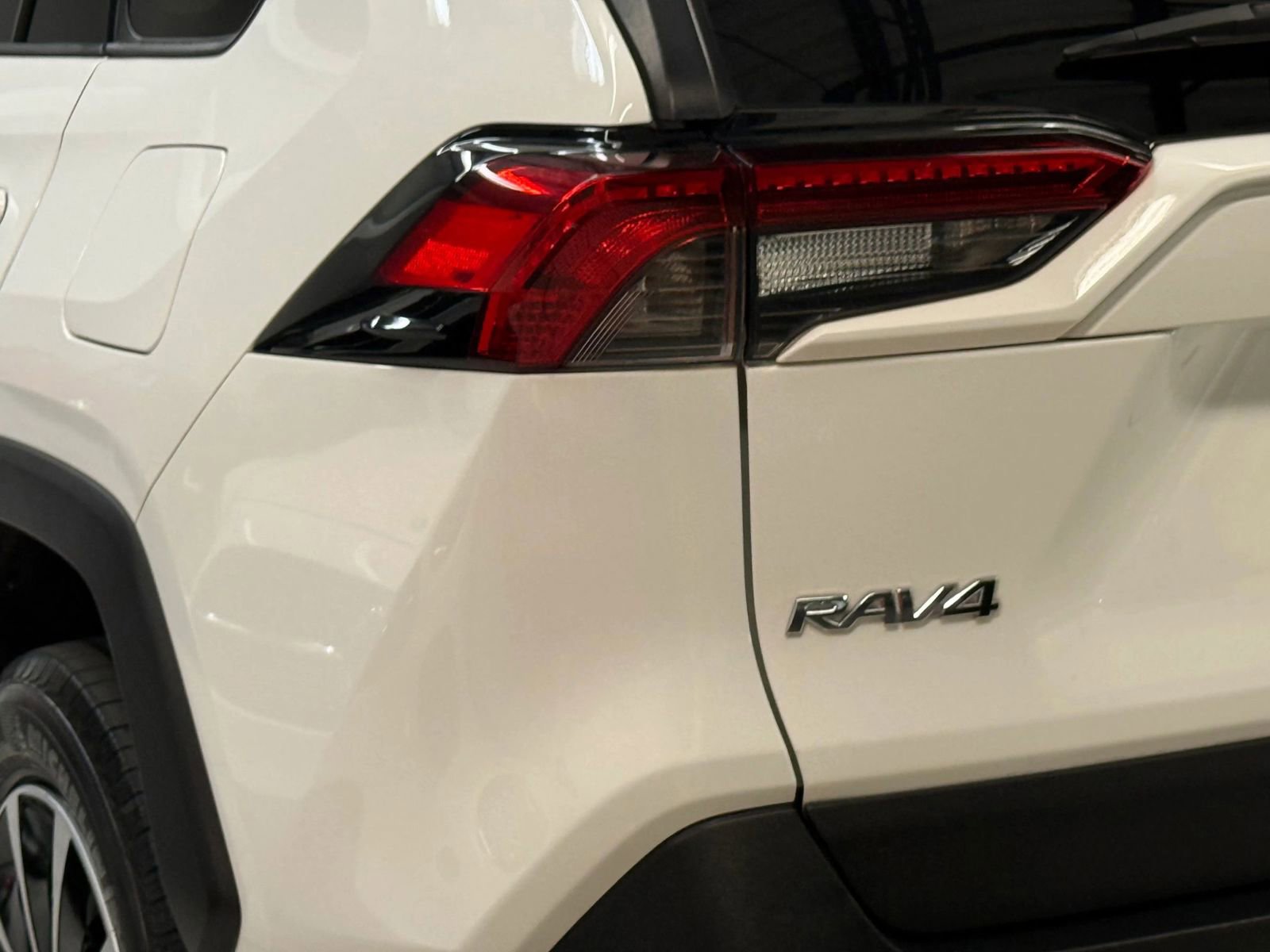Used 2019 Toyota RAV4 LE w/ Carpet Mat Package AWD/4WD image 12