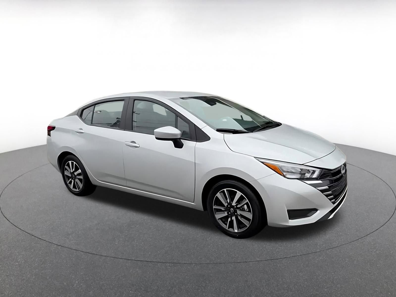 Used 2025 Nissan Versa SV image 2