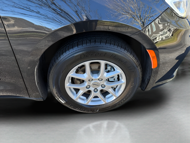 Used 2024 Chrysler Pacifica Touring-L FWD image 32