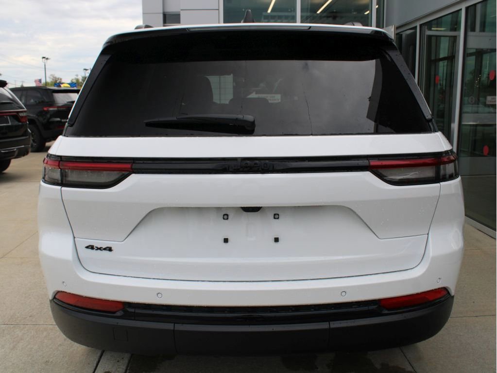 New 2025 Jeep Grand Cherokee Altitude image 8