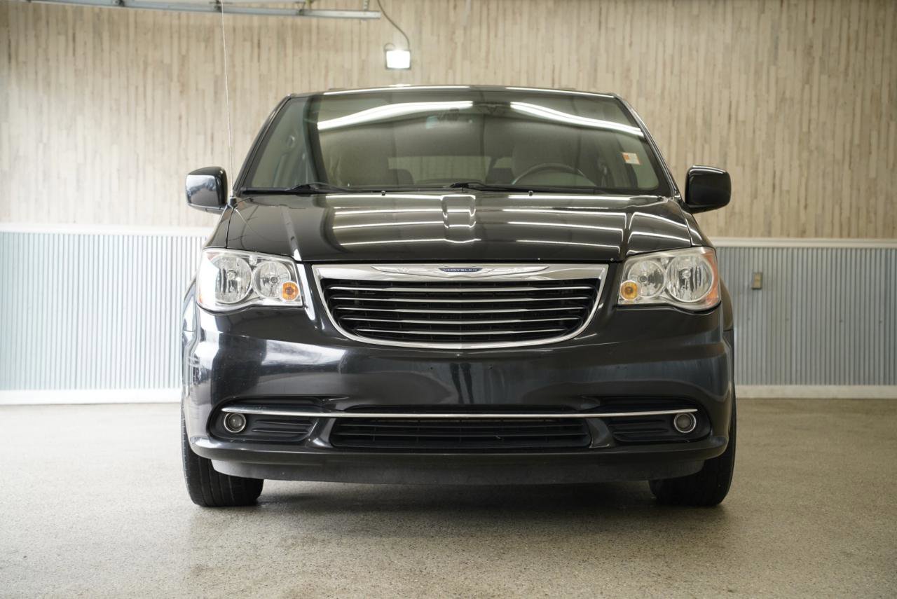 Used 2016 Chrysler Town & Country Touring FWD image 2