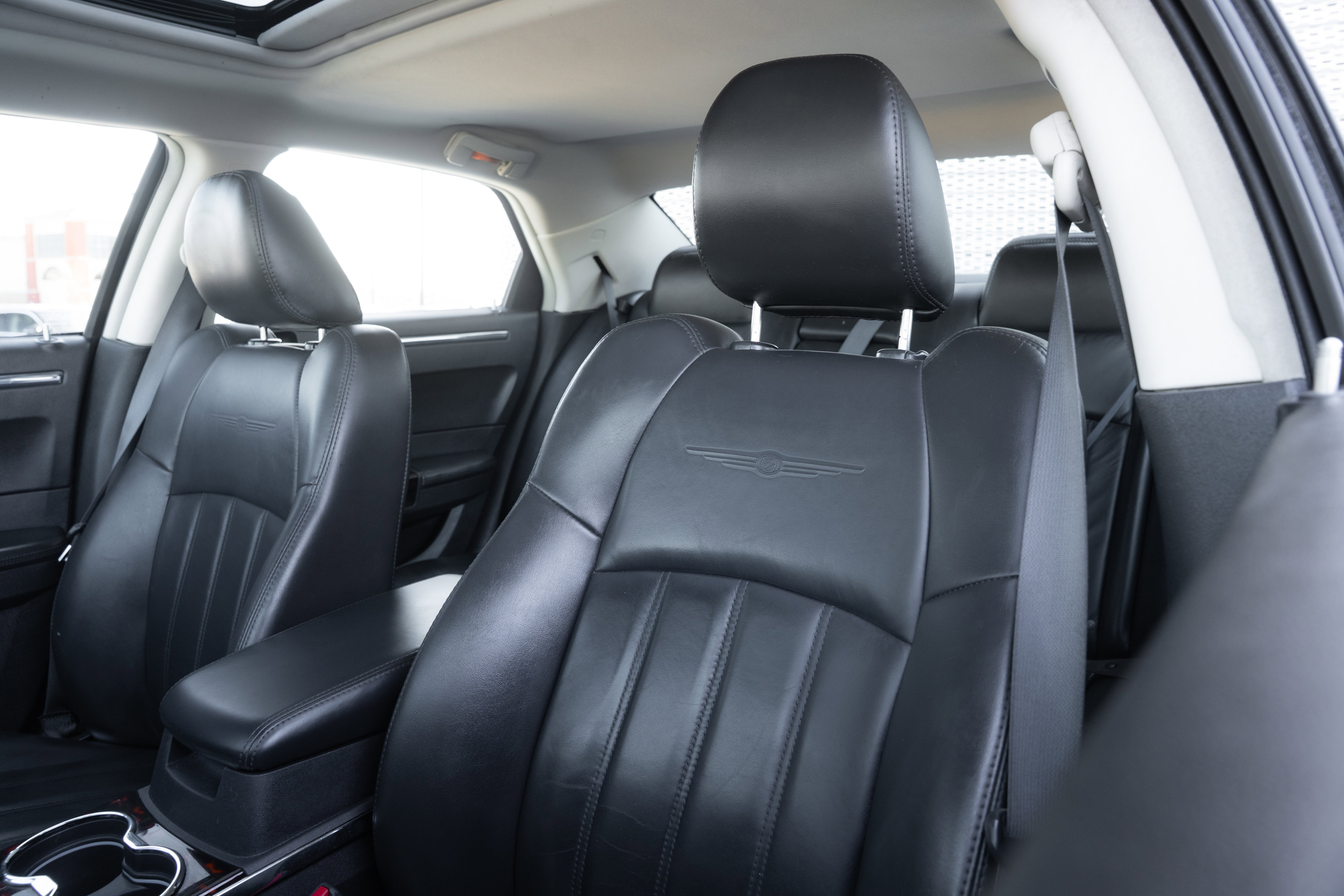 Used 2010 Chrysler 300 C image 19