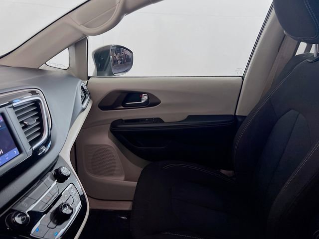 Used 2022 Chrysler Voyager LX image 20