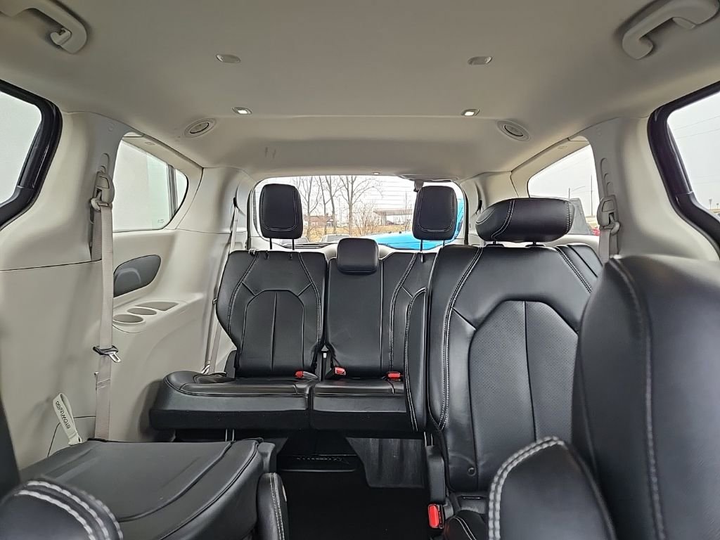 Used 2024 Chrysler Pacifica Touring-L image 37