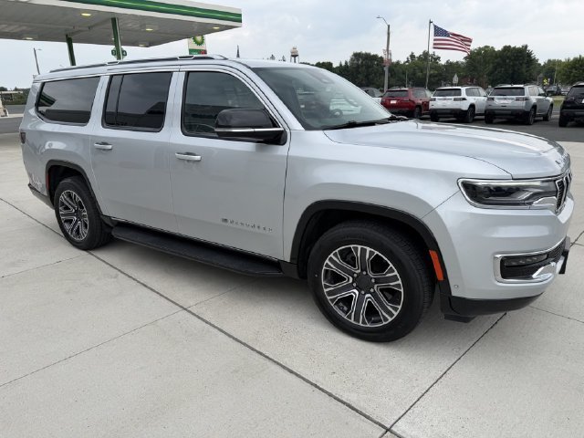 Used 2024 Jeep Wagoneer L Series II w/ Flexible Seating Group AWD/4WD image 1