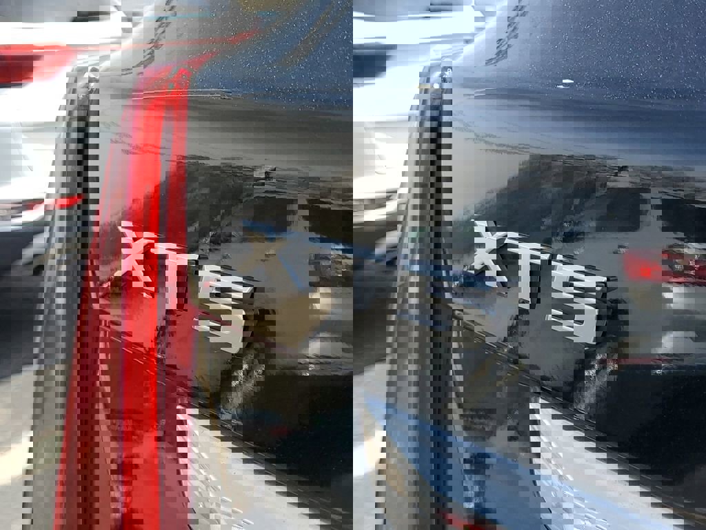 Used 2017 Cadillac XT5 Luxury w/ Driver Awareness Package FWD image 7