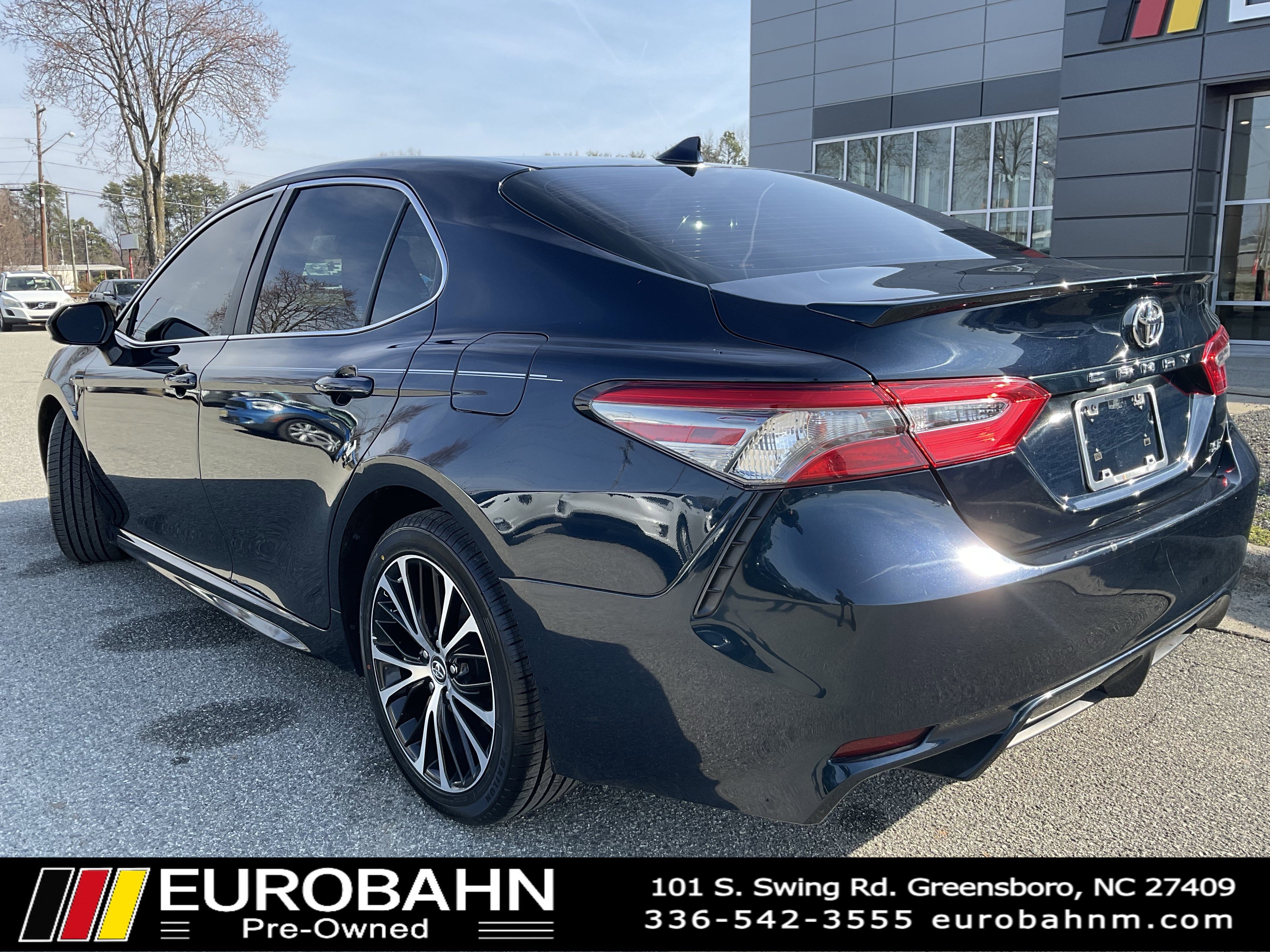 Used 2019 Toyota Camry SE image 3