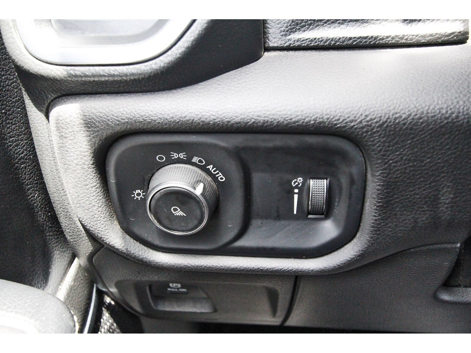 Used 2024 RAM 1500 Laramie AWD/4WD image 18