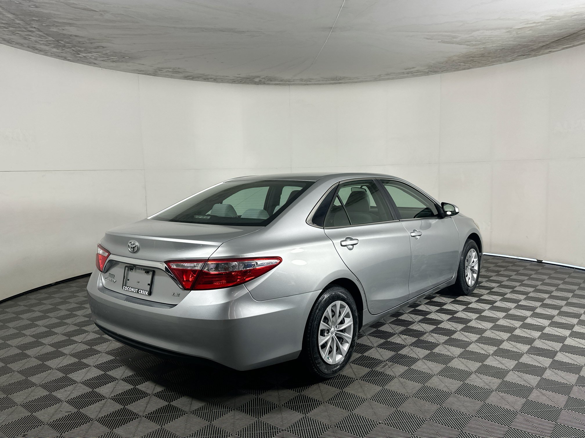 Used 2017 Toyota Camry LE FWD image 3