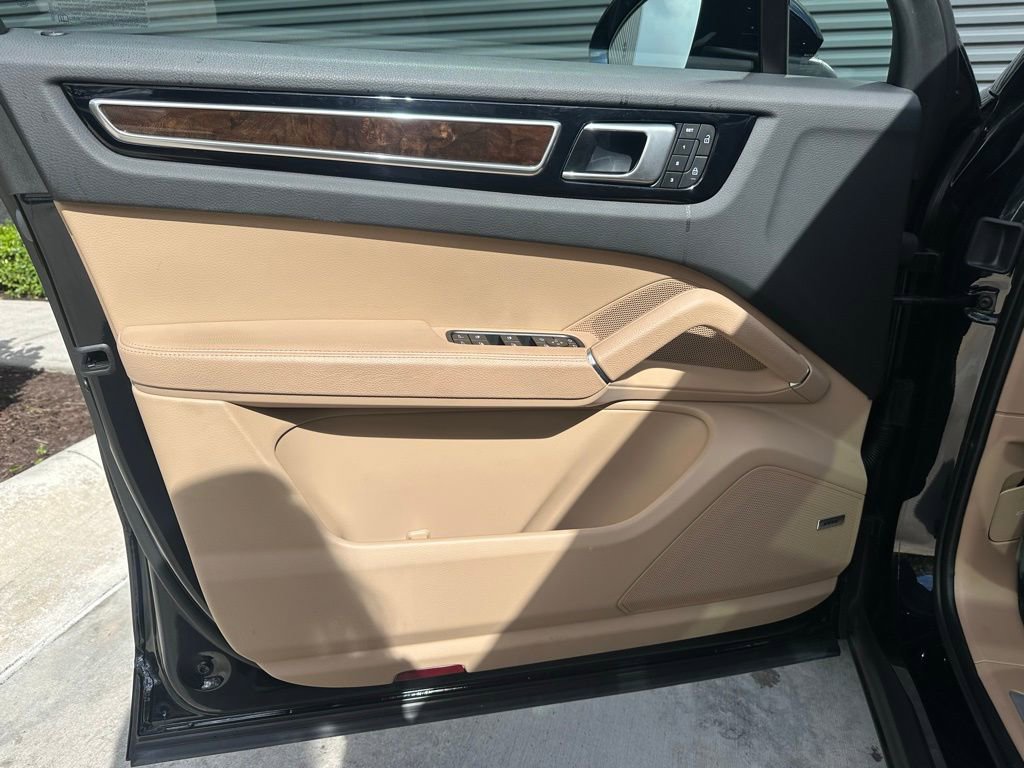 Certified 2023 Porsche Cayenne Platinum Edition image 18