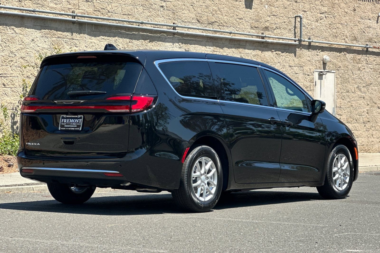 New 2027 Chrysler Pacifica Select FWD image 3