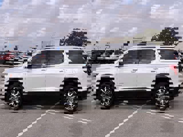 Used 2021 GMC Acadia SLT w/ Trailering Package image 3