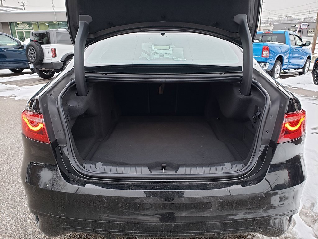 Used 2024 Jaguar XF R-Dynamic SE image 16