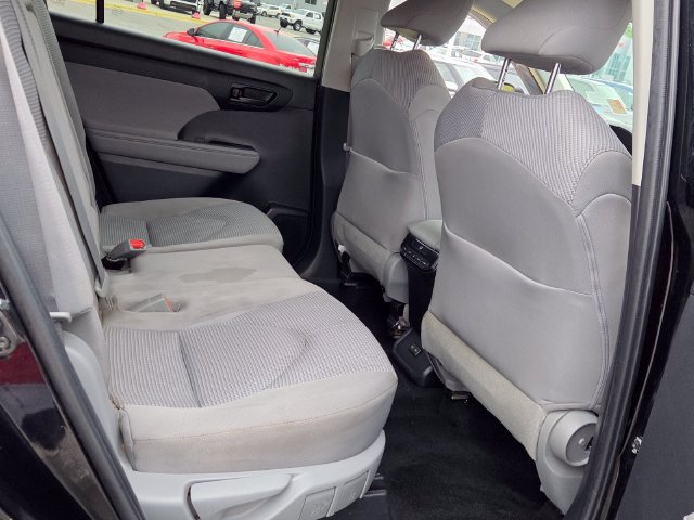 Used 2022 Toyota Highlander LE AWD/4WD image 16
