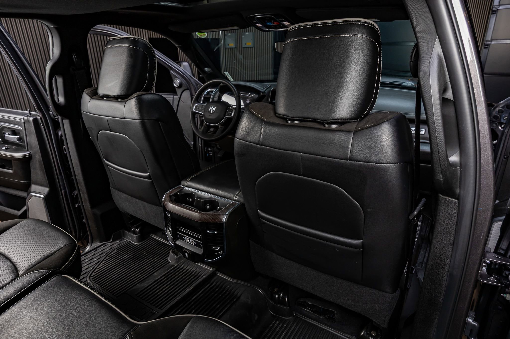 Used 2025 RAM 3500 Laramie AWD/4WD image 31