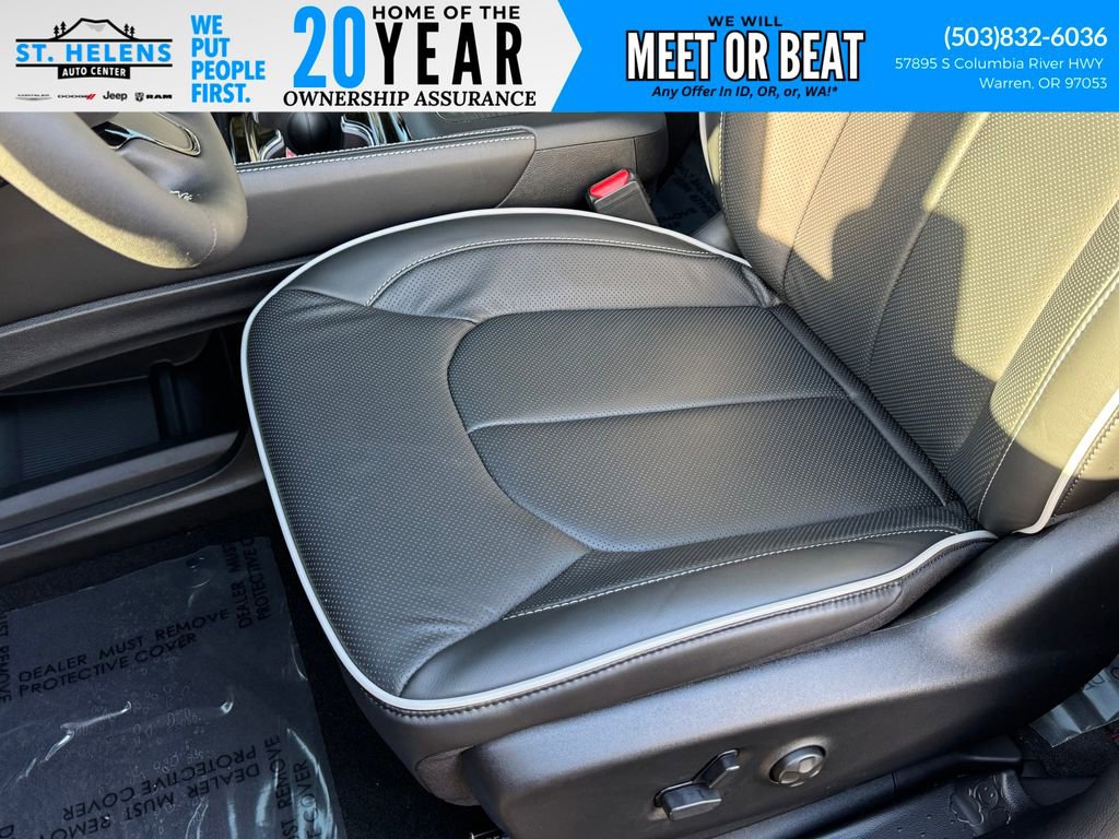 New 2026 Chrysler Pacifica Limited image 17