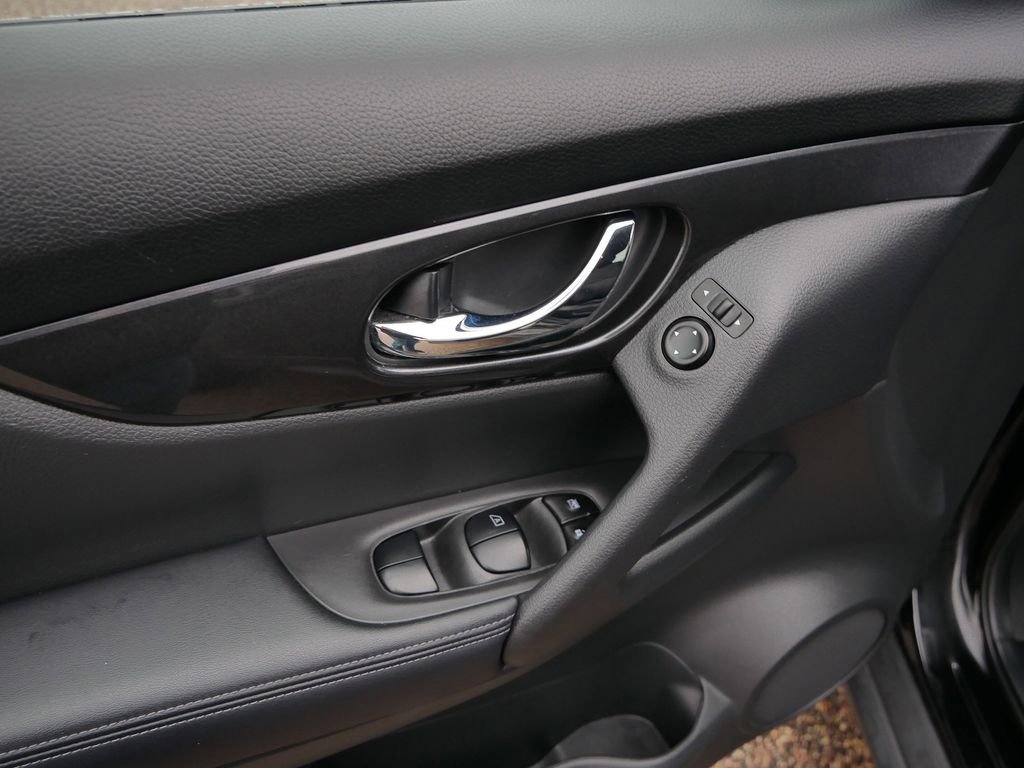 Used 2020 Nissan Rogue SV image 5