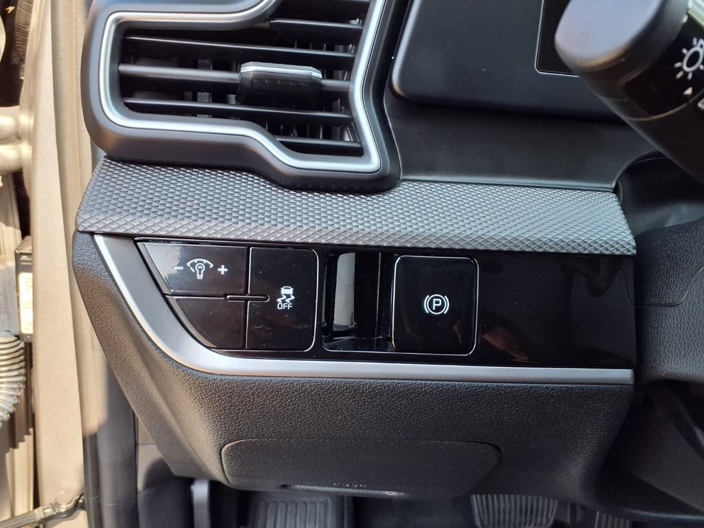 Used 2025 Kia Sportage LX FWD image 16