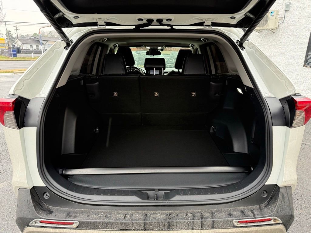 Used 2021 Toyota RAV4 XLE Premium image 6