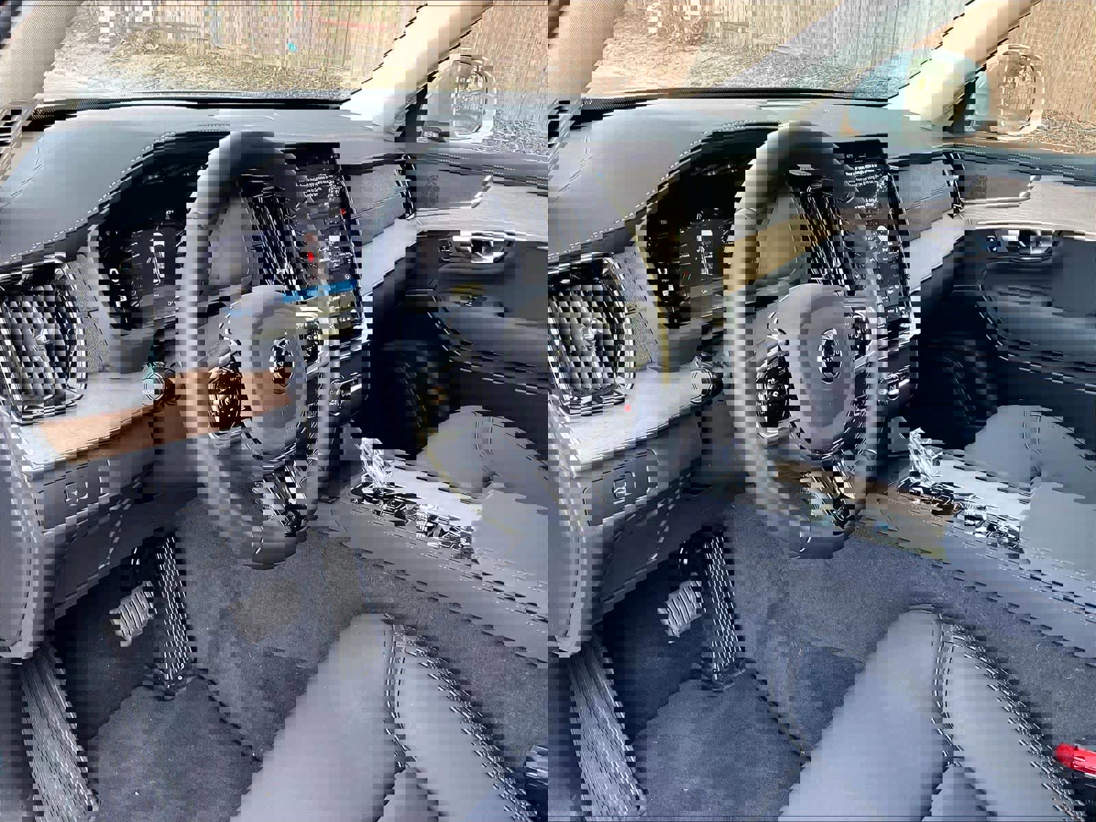 Used 2025 Volvo XC90 B6 Core w/ Protection Package Premier image 17