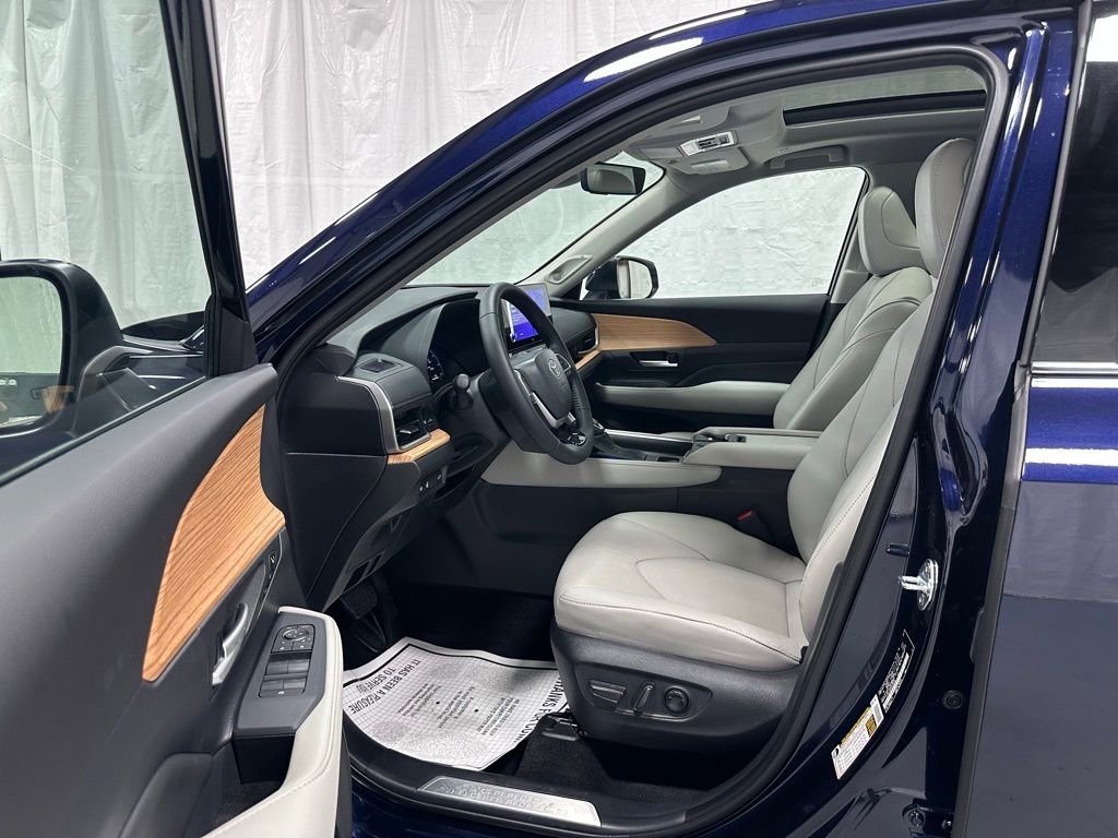 Used 2025 Toyota Grand Highlander AWD image 10
