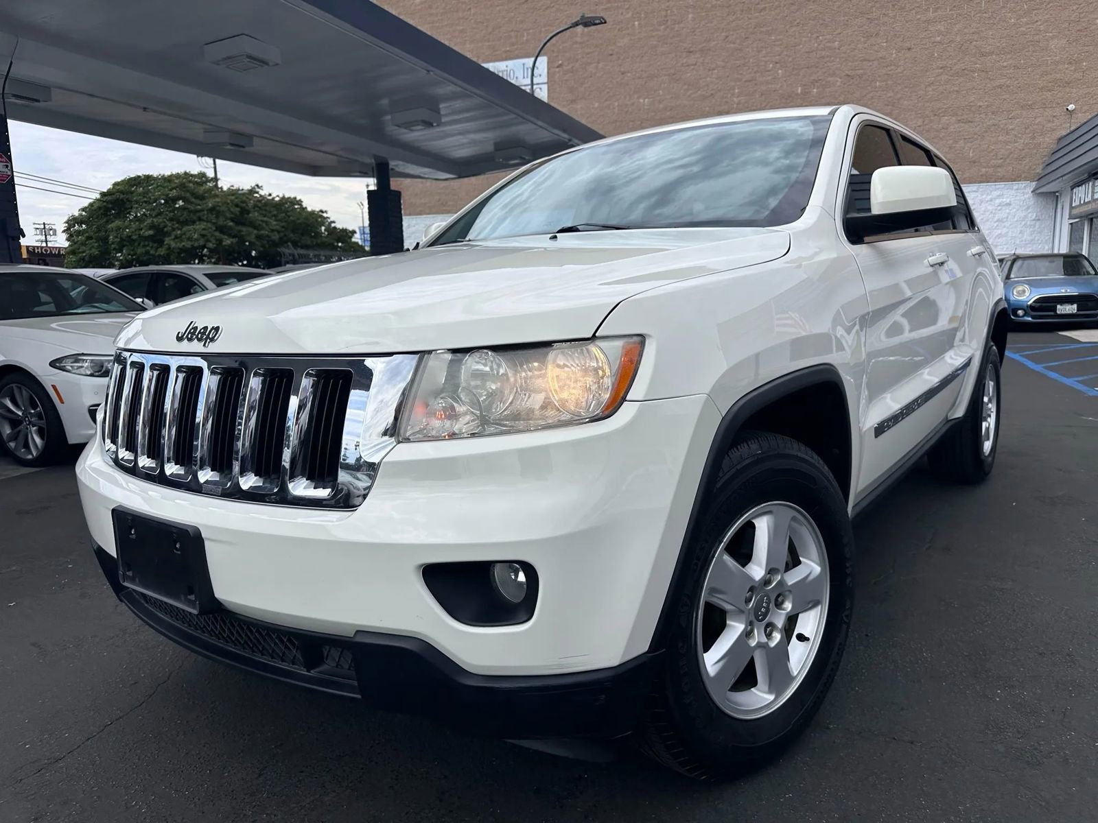 Used 2012 Jeep Grand Cherokee Laredo w/ Laredo E Group image 9
